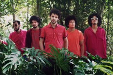 Os músicos Hugo Limeira, Guga Limeira, Ernani Sá, Lucas Benjamim e Matteo Ciacchi integram a banda da cena alternativa da Paraíba