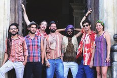 A banda Macumbia apresenta, na noite de hoje, músicas próprias e de outros artistas, a exemplo de Seu Pereira