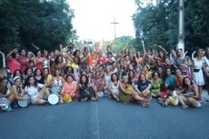 Dona Teca do Coco, que é moradora da cidade portuária de Cabeledo, é a homenageada do bloco formado por mulheres percussionistas 