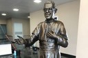 Escultura em bronze feita por J. Maciel será apresentada hoje durante a inauguração do Hospital Metropolitano