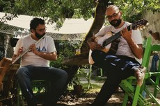 Os instrumentistas  Renan Rezende e Luís Umberto participam de diferentes grupos musicais que compõem a cena cultural da capital 