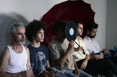 O espetáculo 503 é dirigido pelo cearense João Paulo Soares (centro) e encenado por um grupo de cinco atores