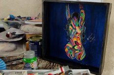 As cores vibrantes e a expressividade das obras chamam a atenção do público na mostra individual que reúne 12 pinturas em aquarela