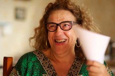 Jacqueline Côrtes é uma mulher transexual portadora do vírus da Aids que precisa superar obstáculos e quebrar paradigmas