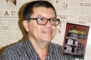 Josélio Carneiro e a capa da obra sobre o centenário e histórico jornal 