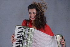 Disco de estreia da artista traz desde as serestas aos bailes caribenhos, além de ritmos nordestinos