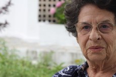Roberto Menezes e Maria Valéria Rezende são amigos de longas datas e têm o hábito de conversar no jardim da casa da escritora