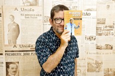 Adeildo Vieira com o fruto da pesquisa que resultou na obra publicada pela Ed. A União