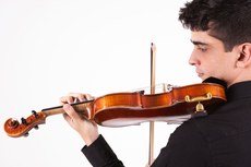 Thiago Formiga é bacharel em violino pela UFPB e mestre em Performance pela Duquesne University