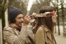 Cena da comédia dramática que retrata a convivência de um casal por 45 anos, dirigida por Nicolas Bedos