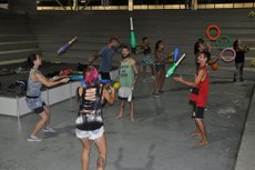 Os artistas que desenvolvem números circenses nas ruas, se encontram 
semanalmente em projeto realizado na Funesc