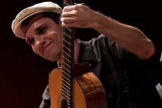 O duo formado pelos músicos Cledinaldo Júnior e Eduardo Fiorussi apresentam um recital de violão e cordas dedilhadas