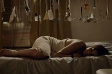 O curta-metragem “Skirt”, dirigido por Amanda Boyle, compõe a programação do projeto de exibição que já faz parte da cena cultural da cidade