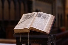 Há dezenas de traduções inglesas da Bíblia e as diferenças existentes entre elas podem alterar dramaticamente o significado do conteúdo