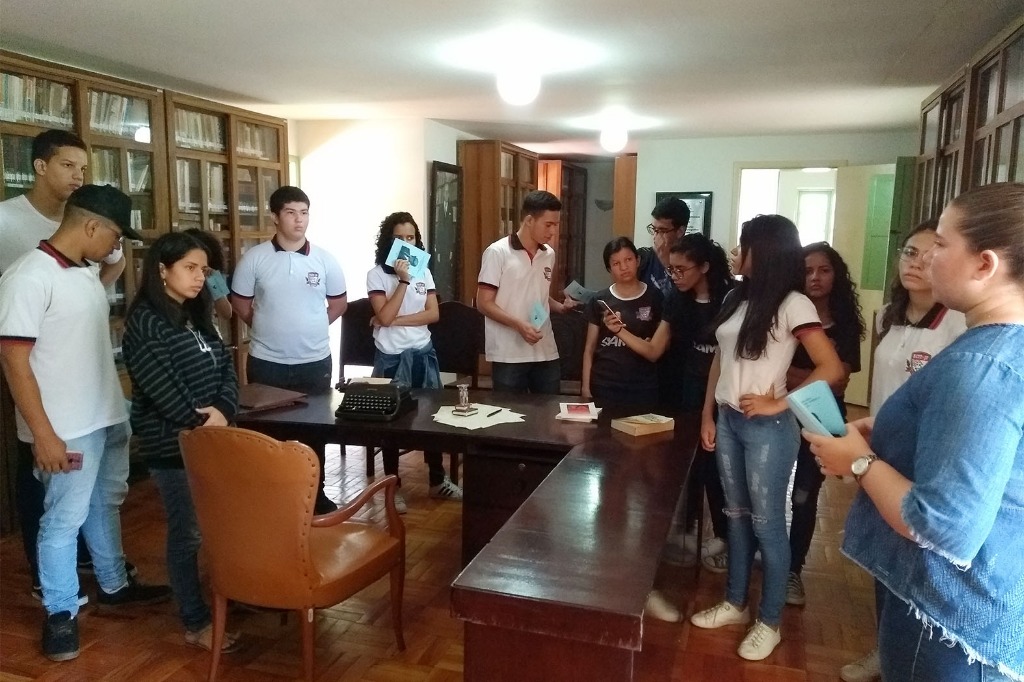 estudantes na biblioteca do museu da FCJA (2).jpg