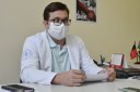 "A pessoa está na festa com a garganta arranhando e dor. No máximo, ela imagina que está com uma inflamação comum", disse o médico Fernando Chagas