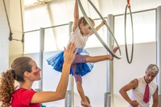 As turmas são divididas por faixas etárias e há opções para crianças, jovens e adultos