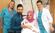 Asel, a primeira bebê do ano em Viena, na Áustria, e que foi alvo de uma onda de ódio por ser filha de muçulmanos