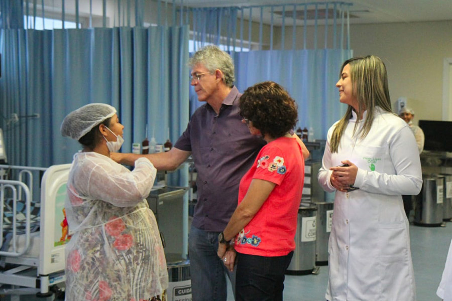 ricardo visita hosp metropolitano foto jose marques 5 (1).jpg