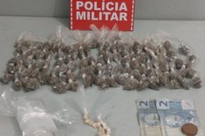 Porções de maconha, pedras de crack, cocaína e comprimidos de entorpecentes foram apreendidos