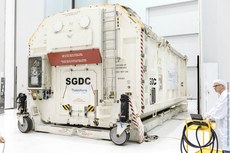 O equipamento é o primeiro satélite geoestacionário do Brasil e vai ampliar a oferta de banda larga, além de garantir a segurança das comunicações na área de defesa