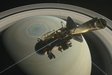 Cassini foi lançada em outubro de 1997, no Cabo Canaveral, e seu projeto envolveu 17 países, tendo custo de cerca de US$ 3.26 bilhões