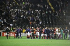 Foram apontadas cenas de violência protagonizadas pela torcida do Vasco contra a arbitragem e os profissionais da imprensa 