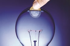 O objetivo da medida é reajustar os valores que as distribuidoras cobram dos consumidores para custear a compra de energia elétrica