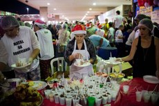 Voluntários entregam alimentos para a população em situação de rua na Rodoviária do Plano Piolo, em Brasília