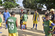 Atletas de 7 a 15 anos são treinados pelos ex-jogadores e hoje treinadores, Jean e Maia