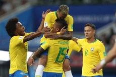 Jogadores brasileiros na comemoração do primeiro gol contra a Sérvia