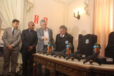 Governador Ricardo Coutinho fez a entrega simbólica de 700 pistolas TH40 Taurus e 1.320 coletes balísticos