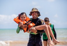 Há 7 anos, o projeto Acesso Cidadão, que reúne voluntários, proporciona momentos de lazer e esporte a pessoas com deficiência e crianças com Síndrome de Down, que frequentam a Praia do Cabo Branco.