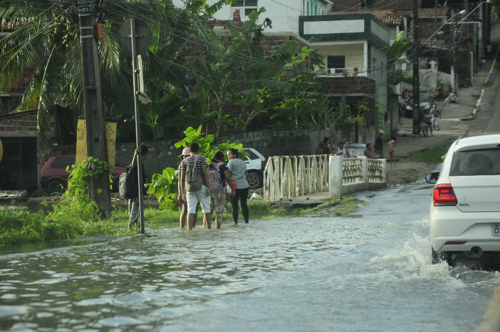 A ladeira entre os bairros do Castelo Branco e Miramar continuava alagada ontem pelas águas do Rio Jaguaribe.