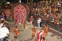 Sete tribos indígenas e quatro clubes de orquestras, de vários bairros, desfilam na Avenida Duarte da Silveira nesse primeiro dia de Carnaval