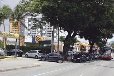 Diariamente, clientes do banco formam fila de carros para entrar na agência fazendo com que os ônibus tenham que utilizar outra faixa 