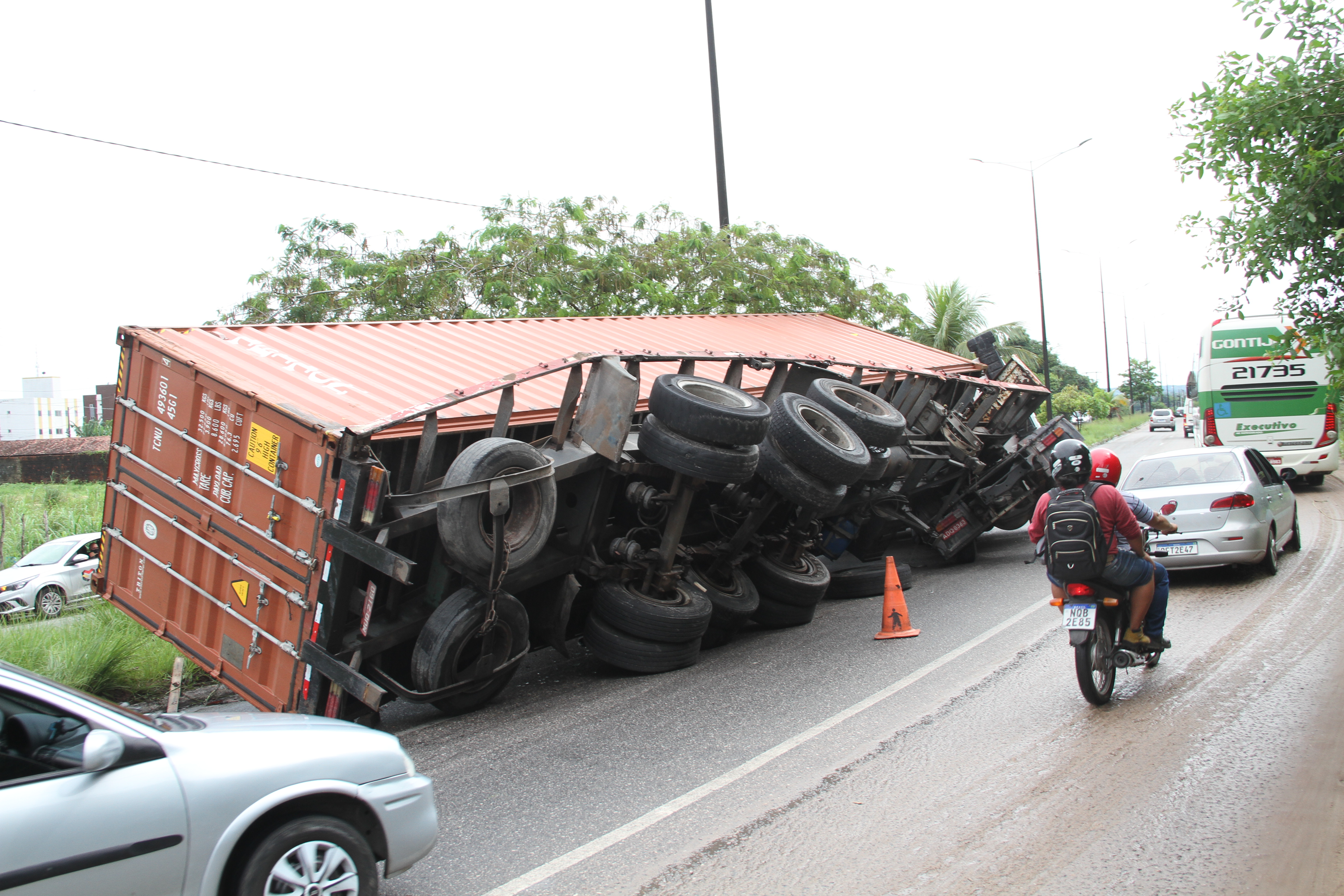 Tombamento de Carretas no Acesso Oeste_F. Evandro  (7).JPG