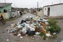 Excesso de lixo deixa rua interditada, prejudicando a população
