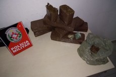 Toda a droga apreendida estava dentro de uma mochila, dividida em sete tabletes de maconha, de 1 kg cada, além de 150 gramas de crack