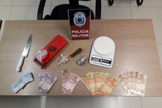 Em duas comunidades de João Pessoa, os polciais apreenderam cocaína, maconha, crack e dinheiro, além de uma balança de precisão 