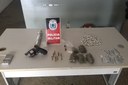 A droga e a arma foram levadas para a Central de Polícia Civil, no Geisel
