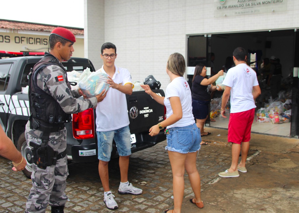 policia arrecada 21 toneladas de alimentos e distribui operacao boas festas (1).JPG