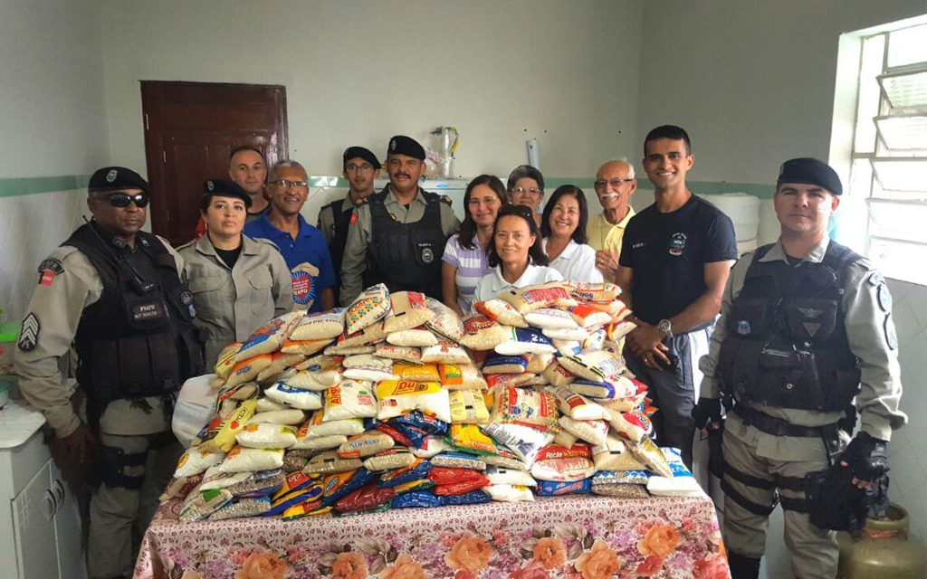 policia arrecada 21 toneladas de alimentos e distribui operacao boas festas (3).jpg