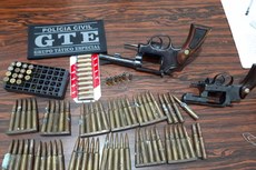 Homens ainda estavam de posse de 61 unidades de munições para fuzil de calibre 762