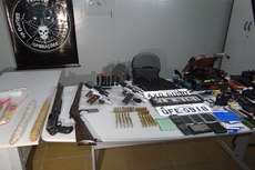 Foram apreendidas oito armas de fogo, cinco equipamentos explosivos, veículos, placas de carro clonadas, além de outros objetos