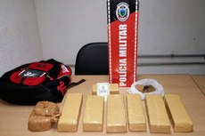 Foram encontrados na sua bagagem do suspeito sete tabletes de maconha e um de crack