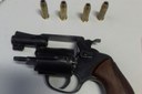 Suspeito estava em uma motoneta e portava um revólver calibre 38