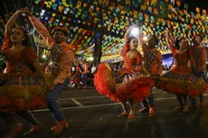 Os quadrilheiros estão se esforçando ao máximo. Os ensaios acontecem às sextas, sábados e domingos e, às vezes, alguns estão ensaiando às terças também.