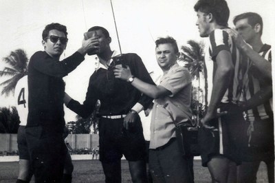 Um dos mais antigos radialistas no País, Ivan Bezerra (C) atua há 65 anos