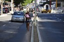 Os pedestres têm que optar em caminhar pelo meio-fio estreito ou dividir o espaço na rua com os carros e os ônibus